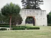 Castello di Cazeneuve - Vecchia porta della città arco trionfale e il parco