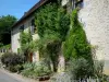 Castelmoron-d'Albret - Facciata della casa decorata con piante rampicanti