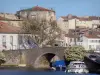 Castelnaudary - Puente sobre el Canal du Midi, barcos amarrados y fachadas de la ciudad