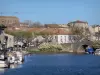 Castelnaudary - Puerto con los barcos amarrados, puente sobre el Canal du Midi y fachadas de la ciudad