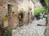 Castelnou - Fachada adornada de un taller de arte