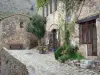 Castelnou - Fachadas de casas de la aldea medieval