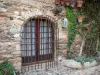 Castelnou - Fachada de una casa de piedra