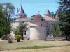 Castelo de La Brède - Vista do castelo rodeado de árvores