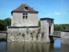 Castelo de La Brède - Passarelas abrangendo fossos em água