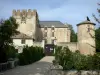 Castelo da Alemanha-en-Provence - Donjon de ameias, fachada renascentista com janelas gradeadas e torre redonda