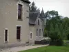 Castelo de Fougères-sur-Bièvre - Castelo, gramado e árvores