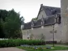 Castelo de Fougères-sur-Bièvre - Castelo, gramado, flores, arbustos e árvores