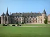 Castelo de La Palice - Frente do castelo, capela gótica, pátio e caminhos alinhados com gramados e arbustos aparados; em Lapalisse
