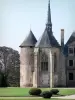 Castelo de La Palice - Torre gótica e capela, gramado, arbustos e árvores; em Lapalisse