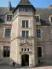 Castelo de La Palice - Torre da escada e fachada do castelo; na Lapalisse