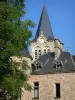 Castelo de La Palice - Fachada do pavilhão de entrada e campanário da igreja de Lapalisse; em Lapalisse