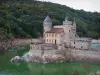 Castelo de Roche - Castelo gótico, rio Loire e banco plantado com árvores; em Saint-Priest-la-Roche
