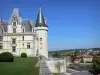 O castelo de La Rochefoucauld - Castelo de La Rochefoucauld: Castelo com vista para o rio Tardoire e as casas da cidade