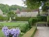 Castillo de Bussy-Rabutin - Pasea por los jardines de flores.