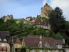 Castillo de Castelnaud - Fortaleza medieval con vistas a las casas de la aldea en el valle de la Dordogne, en Périgord