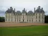 Castillo de Cheverny - De estilo clásico castillo, jardín, camino de entrada y cielo nublado