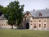 Castillo de Fleury-en-Bière - Común (dependencias) del castillo y el árbol