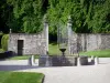Castillo de Longpra - Fuente y puerta de entrada del castillo en la comuna de Saint-Geoire-en-Valdaine