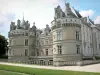 Castillo de Lude - Torres redondas, Francisco de la fachada (Renacimiento), y Luis XVI, la fachada (estilo clásico) del castillo en la ciudad de Le Lude