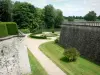 Castillo de Lude - Con vistas al fondo del estanque de jardín (jardín a la francesa) a lo largo del río Loir