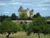 Castillo de Montfort - Castillo, casas de pueblo, los árboles y el cielo nublado, en el valle de la Dordogne, en Périgord