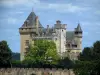 Castillo de Montfort - Castillo rodeado de árboles, en el valle de la Dordogne, en Périgord