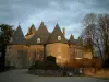 Castillo de Pompadour - Puerta de entrada con un cielo tormentoso