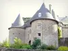 Castillo de Pompadour - Torres redondas de la casa del guarda