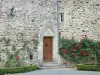 Castillo de Pompadour - Fachada del castillo decorado con rosas trepadoras en flor