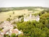 Castillo de La Rochepot - Vista aérea del castillo fortificado y las casas del pueblo de La Rochepot