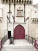 Castillo de La Rochepot - Puente levadizo, puerta de carro y puerta peatonal, escudo y almenas