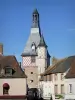 Castillo de Saint-Fargeau - Campanario de Saint-Fargeau y fachadas de casas en el pueblo