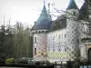 Castillo de Saint-Germain-de-Livet - Sin embargo la presentación de una fachada de ladrillos vidriados y piedras (cuadros), el foso con los cisnes y los árboles en el Pays d'Auge