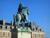 Castillo de Versalles - Estatua de Luis XIV y fachada del castillo