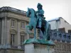 Castillo de Versalles - Estatua de Luis XIV y fachadas del castillo