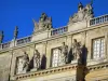 Castillo de Versalles - Fachada del castillo decorada con esculturas