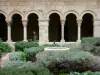 Catedral y el claustro de Elne - Arcos y jardín del claustro