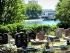 Cemetery of the Dogs of Asnières-sur-Seine - Graves in the cemetery with a view of the Seine River