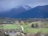 Cerdagne - Paisaje verde Cerdagne meseta rodeada de montañas cubiertas de nieve, en el Parque Natural Regional del Pirineo catalán