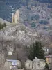 Cerdagne - Tour del Vacaro dominant les maisons du village de Llo ; dans le Parc Naturel Régional des Pyrénées Catalanes