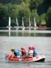 Cergy-Pontoise leisure island - Practice of rafting and catamaran (nautical activities) on one of the ponds (body of water) of the domain