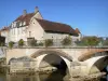 Chablis - Puente florido sobre el río Serein y las casas del pueblo