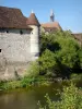 Chablis - Torre Mirau d'Aval, a orillas del río Serein, y campanario de la colegiata de Saint-Martin al fondo