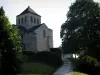 Le Chalard - Arbolada avenida que conduce a la iglesia romana