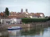 Chalon-sur-Saône - Río Saone barcaza amarrada, museo Nicéphore Niepce (antigua ciudad de Royal Mail), las casas, la fila de árboles y torres de la Catedral de San Vicente
