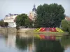 Chalon-sur-Saône - Río Saona, Isla San Lorenzo con una torre del Decanato, San Lorenzo del hospital y su cúpula de la capilla, los árboles y las camas de colores