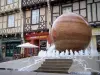 Chalon-sur-Saône - Casas de madera (madera), terraza cafetería y una fuente en la plaza de Saint-Vincent