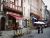 Chalon-sur-Saône - Casas, tiendas y café en la acera en la plaza de Saint-Vincent