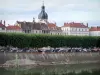 Chalon-sur-Saône - Rivière Saône, quai, alignement d'arbres, maisons et dôme de l'église Saint-Pierre